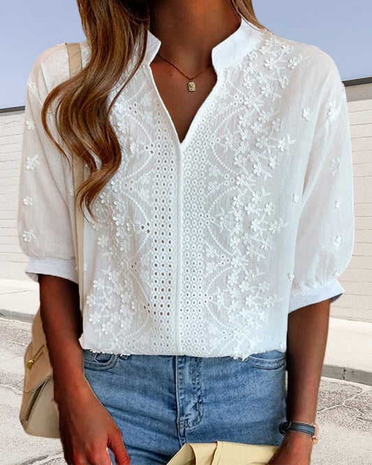 Cambria – Blusa Cambria com gola cortada e bordado
