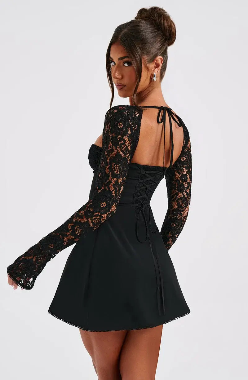 Flora - Vestido curto com detalhes em renda