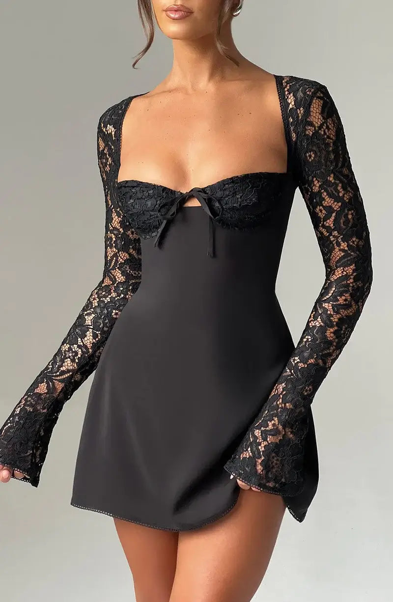 Flora - Vestido curto com detalhes em renda