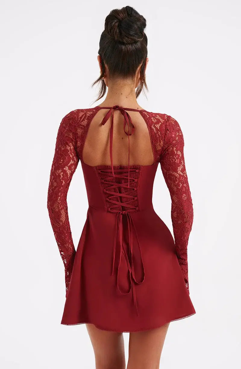 Flora - Vestido curto com detalhes em renda